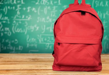 Kırmızı okul çantası