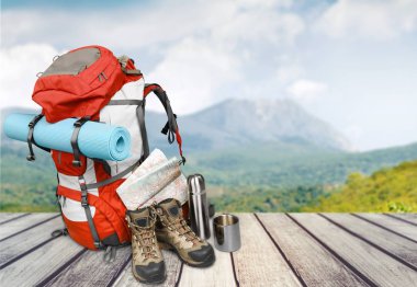 yürüyüş botları, pusula ve harita