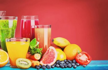 taze meyve suyu bir bardak 