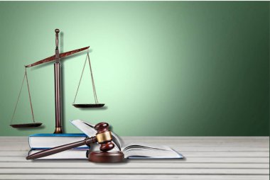 Adalet ölçekler ve kitaplar ve tokmak