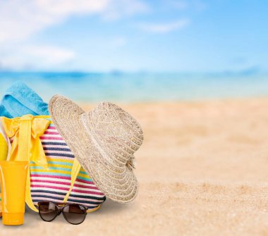 Plajda plaj çantası