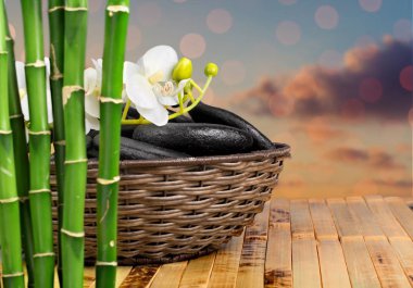 Zen bazalt taş ve çiçek