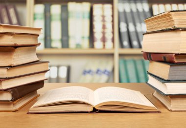 Eski yığılmış kitaplar