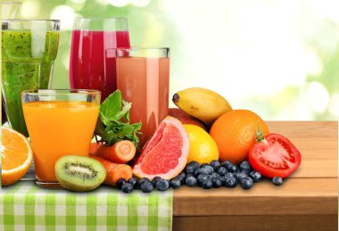 taze meyve suyu bir bardak 