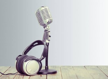 Retro tarzı mikrofon ve kulaklıklar