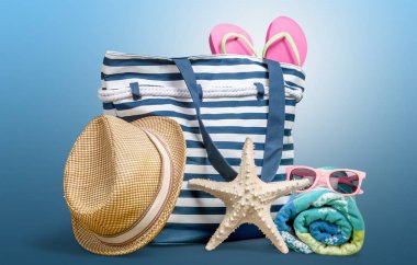 şapka ile plaj çantası