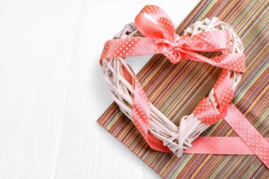 pembe kurdele ile şirin dekoratif kalp