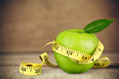 ölçme izole bant ile yeşil elma 