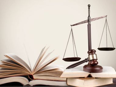 Adalet ölçekler ve kitaplar ve tokmak