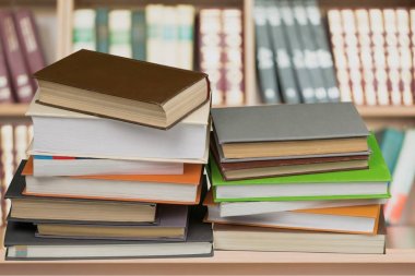 Eski yığılmış kitaplar