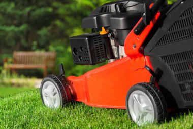 Modern çim biçme makinesi