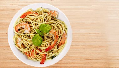 yeşil salata karides ile