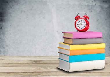 Yığın kitap ve çalar saat