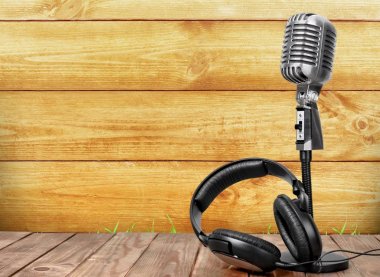 Retro tarzı mikrofon ve kulaklıklar