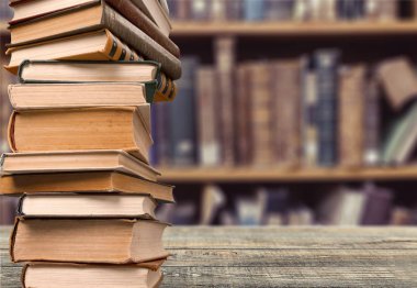 Eski yığılmış kitaplar