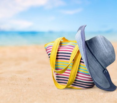 Plajda plaj çantası