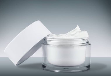 Açık renkli cam şişe içinde kozmetik krem 