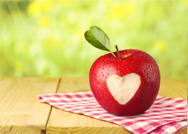 Apple ile oyulmuş kalp işareti  