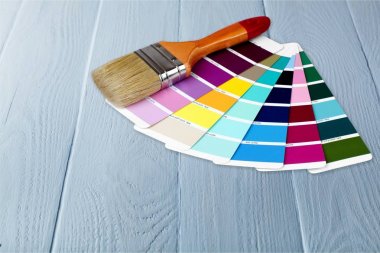 Fırça ve renk ahşap arka plan üzerinde parlak paleti 