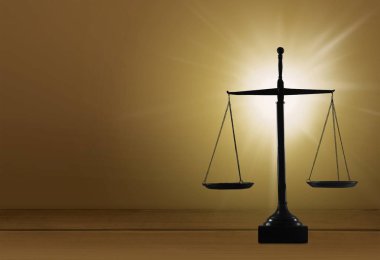 Tablo üzerinde hukuk ölçekler