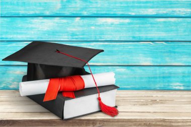 Kitap yığını mezuniyet şapka