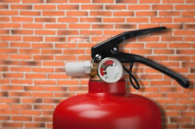 Kırmızı yangın söndürücü
