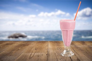 Tahta masada çilekli milkshake. 