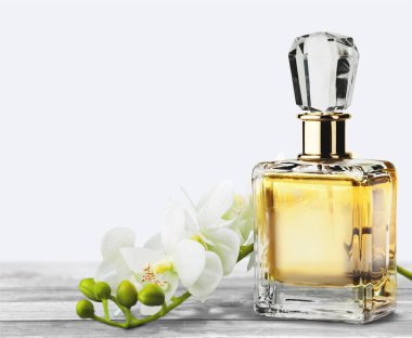 parfüm şişesi ve çiçekler 