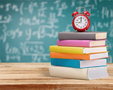 Yığın kitap ve çalar saat