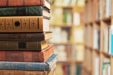 Eski yığılmış kitaplar