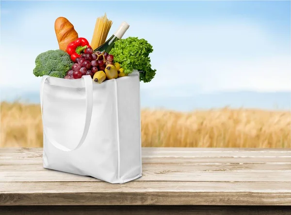 bakkal ürünleri ile alışveriş çantası