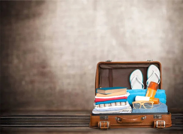 旅行オブジェクトとレトロなスーツケース — ストック写真