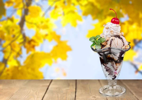 테이블에 초콜릿 아이스크림 — 스톡 사진