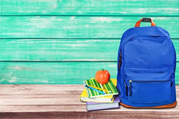 Mochila escolar con papelería —  Fotos de Stock