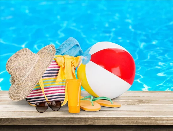 Bolsa de playa en la piscina —  Fotos de Stock