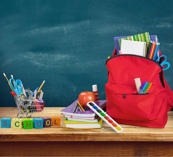 Skolan ryggsäck med pappersvaror — Stockfoto