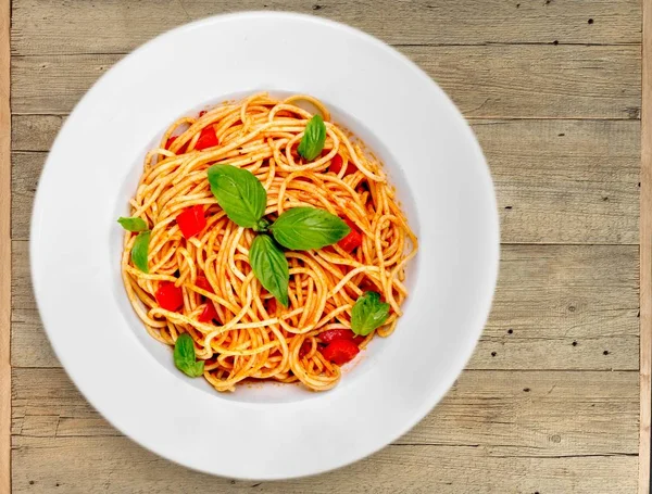 Pasta de espagueti con tomates —  Fotos de Stock