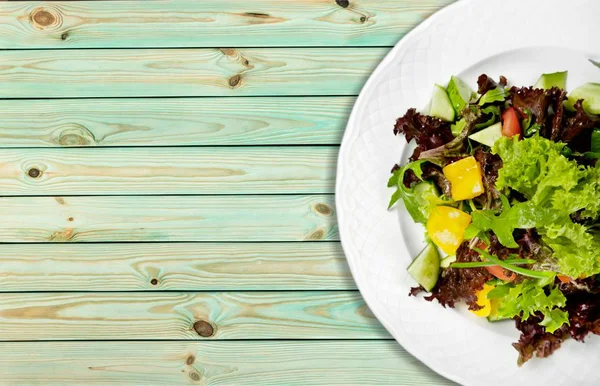 Insalata Saporita Piatto Sfondo Legno — Foto Stock