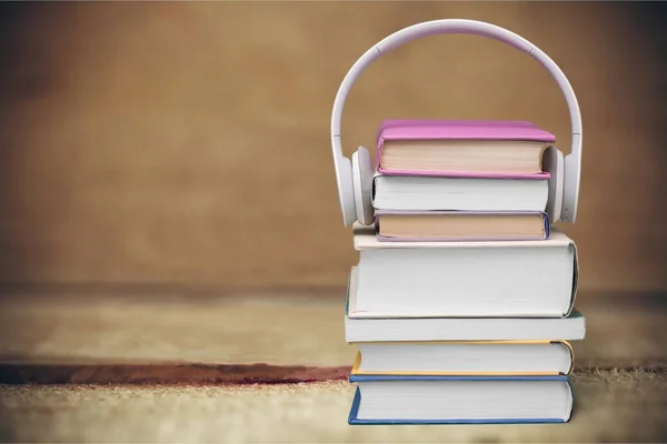 Rij van boeken en hoofdtelefoon — Stockfoto