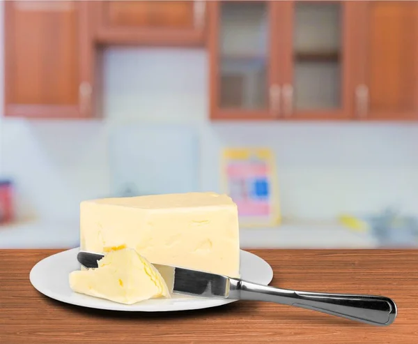 Mantequilla fresca en rodajas en recipiente — Foto de Stock