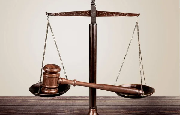 Весы правосудия и деревянный молоток — стоковое фото
