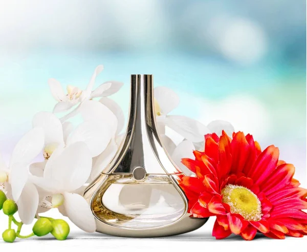 Frasco de perfume e flores — Fotografia de Stock