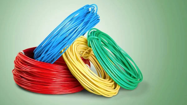 Изолированные разноцветные компьютерные кабели — стоковое фото