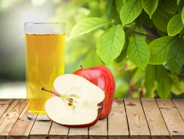 Glass of delicious apple juice — Stock Photo, Image