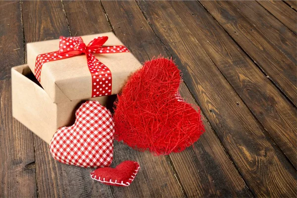 Два красных сердца и подарочная коробка — стоковое фото