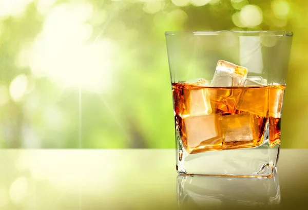 Glass of whiskey and ice — Stock Photo, Image