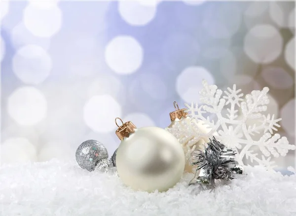 Bolas de Navidad en copos de nieve —  Fotos de Stock