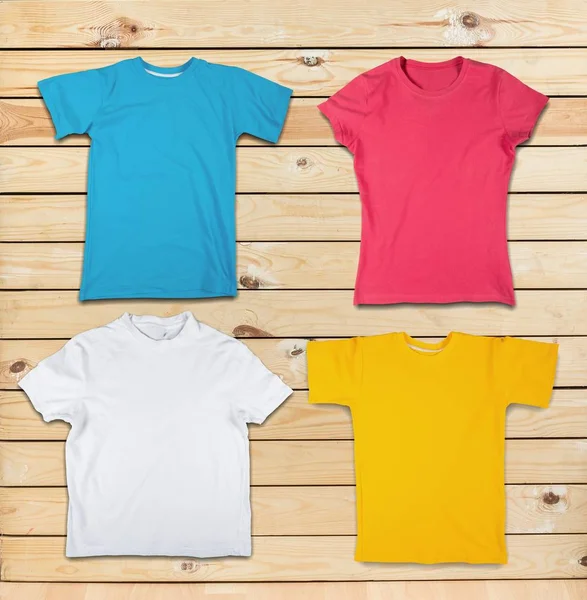 Stapel kleurrijke t-shirts — Stockfoto