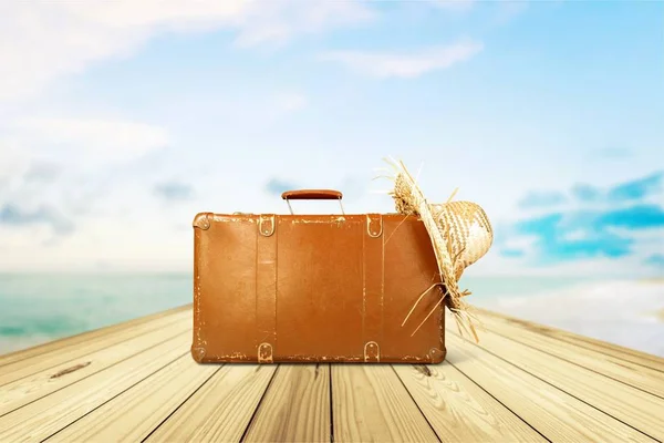 Retro resväska med stråhatt — Stockfoto