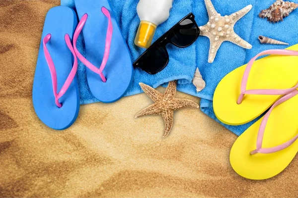 Gros Plan Des Accessoires Plage Sur Sable Tongs Lunettes Soleil — Photo